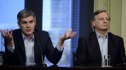 Marcos Peña y Juan José Aranguren, ayer, en la conferencia de prensa que ofrecieron tras el fallo de la Corte
