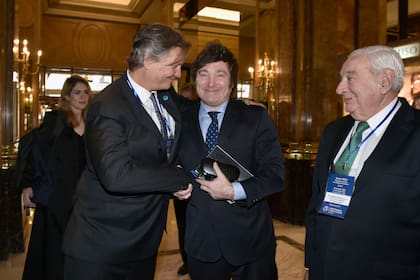 Marcos Pereda, presidente del Consejo Interamericano de Comercio y Producción (CICyP); Javier Milei y Adelmo Gabbi, presidente de la Bolsa de Comercio de Buenos Aires (BCBA)