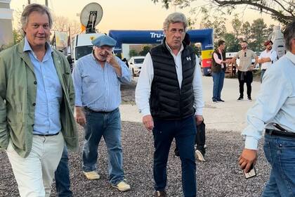 Marcos Pereda y Raúl Etchebehere, vicepresidente y vicepresidente segundo, respectivamente de la SRA, junto a Nicolás Pino