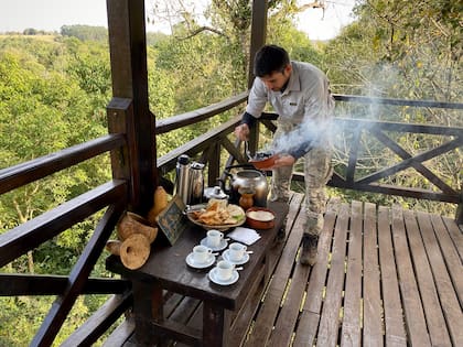 Marcos prepara el mate cocido típico que se servía en esa zona de Misiones