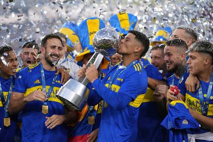 Marcos Rojo besa el trofeo: Boca campeón