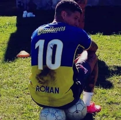 Marcos Rojo con la camiseta de Juan Román Riquelme en un picado de fútbol con amigos platenses
