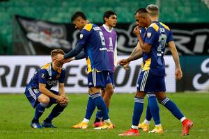 Marcos Rojo consuela a Esteban Rolón luego de ser eliminados por Atlético Mineiro en la tanda de penales.
