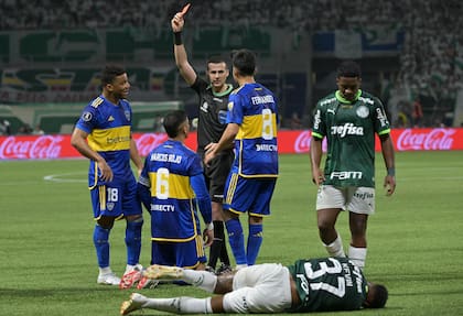 Marcos Rojo no pudo jugar la final de la Copa Libertadores porque fue expulsado en el segundo tiempo de la semifinal ante Palmeiras que Boca superó por penales.