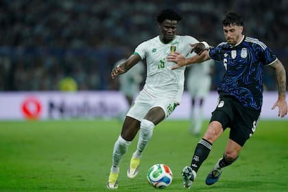 Marcos Senesi fue amonestado en la selección argentina