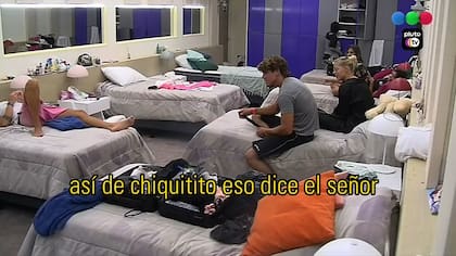 Marcos sorprende a sus compañeros con un sentido canto