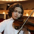 Tiene 12 años, aprendió a tocar el violín antes que a leer y asombra al mundo con su oído absoluto