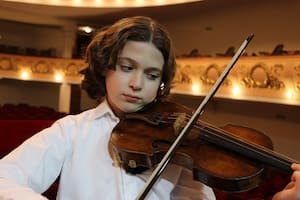 Tiene 12 años, aprendió a tocar el violín antes que a leer y asombra al mundo con su oído absoluto