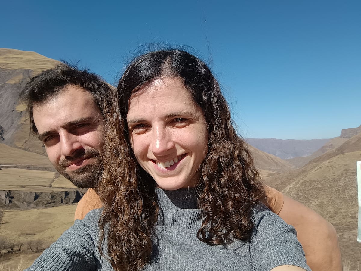 Eles são de Daireaux, criam suas máquinas e produzem torrão de Alicante, mas no campo