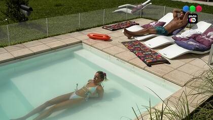 Marcos y Camila en una tarde de calor y pileta antes de la prueba que determinará el nuevo "líder de la semana"