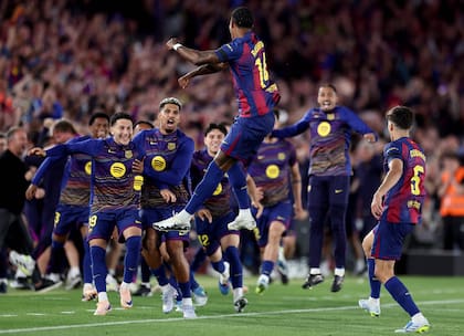 Marcus Rashford, con un tiro libre, abrió el marcador para Barcelona; el británico celebra con los suplentes y desata un carnaval en el Camp Nou