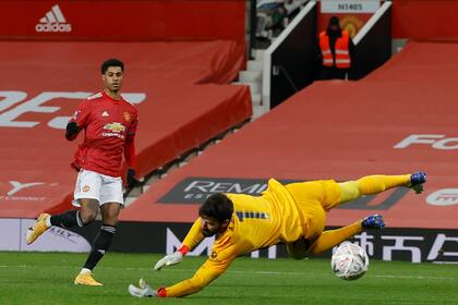 Alisson enfrenta a Rashford, delantero del Manchester United