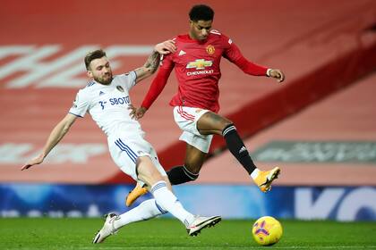 Marcus Rashford en accion frente a Stuart Dallas.
