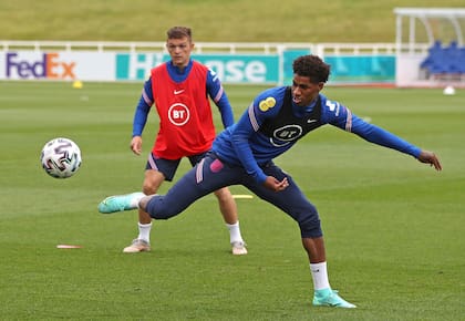 Marcus Rashford se estira en pos de la pelota en una práctica de Inglaterra, que debutará contra Croacia en Wembley por la Eurocopa.