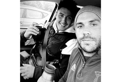 Marcus Smith y Landajo tomando mates en su auto.