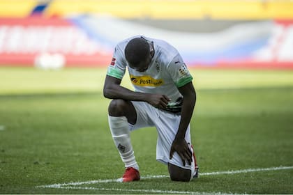 Marcus Thuram y el festejo en uno de sus goles homenajeando e a George Floyd