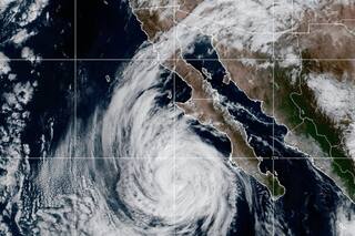 Marejadas elevan riesgo de inundación en Carolinas y en Atlántico y Pacífico surgen nuevas tormentas