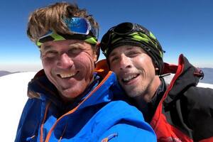 Dos alpinistas atrapados a 7000 metros: “Esperamos un milagro; Dios nos ayude”