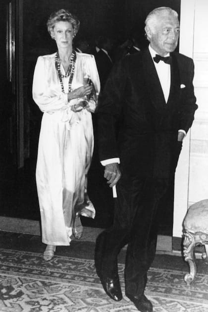 Marella Agnelli junto a su marido, el presidente de Fiat  Gianni Agnelli, en una comida en honor de Isabel II celebrada en el palacio del Quirinal, Roma, en 1980. Para el autor de "A sangre fría", Marella era el “el cisne europeo número 1”. Fue la única que le aconsejó no revelar las intimidades de sus amigas.
