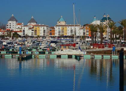 Marenostrum, un restaurante donde los visitantes disfrutan de la cocina portuguesa, neogriega y mediterránea.