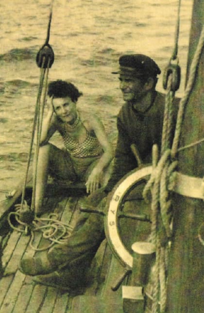 Marga en el velero que compró antes de viajar a Tánger (Foto en Cautiva en Arabia, de Morató)