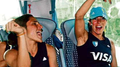 Margalot y Aicega en uno de los momentos de diversión del viaje en ómnibus, representando a las Leonas