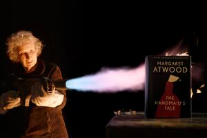 Contra la censura, Margaret Atwood publica una edición de “El cuento de la criada” a prueba de fuego