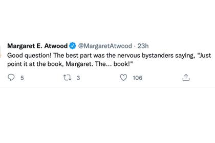 Margaret Atwood se mostró sorprendida y contestó comentarios en Twitter