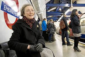 Recorre todos los días la misma estación de metro solo para escuchar la voz de su difunto esposo