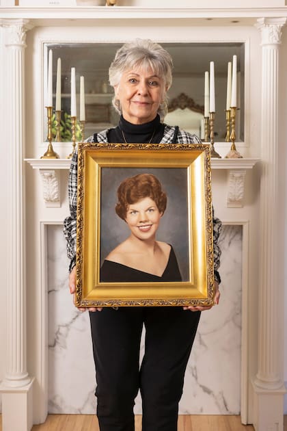Margaret Gaxiola sostiene un retrato de Pamela Key-Linden, la propietaria original de la cas y su antigua jefa
