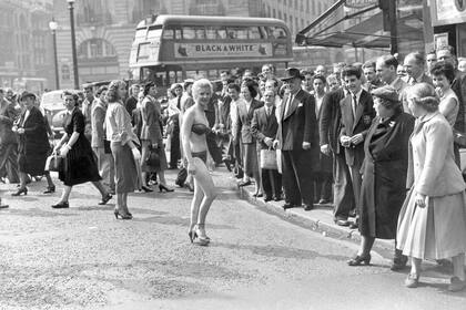 Margaret Lewis de 19 años de Kensington, causó revuelo en Piccadilly cuando decidió vencer la ola de calor y viajar al trabajo vestida únicamente con bikini y tacones altos, el 18 de abril de 1952.