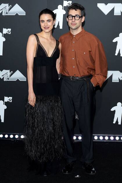 Margaret Qualley sacó a relucir toda su elegancia en la entrega de premios de la industria de la música. La embajadora de Chanel, quien posó junto a su marido, el cantante Jack Antonoff, lució un vestido negro largo de tul decorado con plumas en la falda
