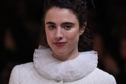 Margaret Qualley vestida de Chanel en la Fashion Week de Paris (Photo by EMMANUEL DUNAND / AFP)