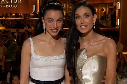 Margaret Qualley y Demi Moore