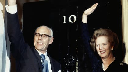 Margaret Thatcher junto a su marido, Denis Thatcher. Fuente: X