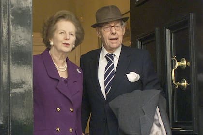 Margaret Thatcher junto a su marido Denis Thatcher. Fuente: X
