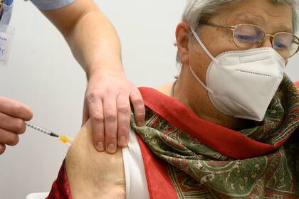Margarete Guenther recibe la inyección con la vacuna Pfizer-BioNTech Covid-19 en el centro de vacunación corona del hospital Robert Bosch en Stuttgart, sur de Alemania, el 27 de diciembre de 2020