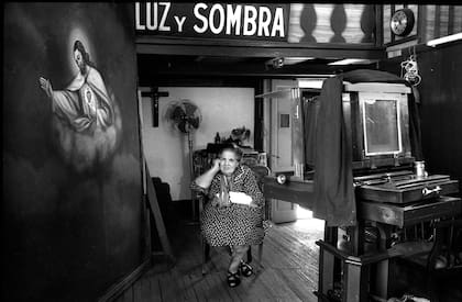 Margarita Bachur en el estudio Luz y sombra, de Tucumán, en 1988