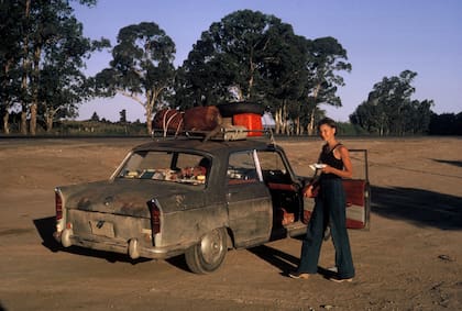 Margarita Bali en el Peugeot 404 que hizo los miles de kilómetros entre San Francisco y Buenos Aires