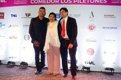 Margarita Barrientos con su hijo Oscar y Ezequiel Eguia Segui, presidente de su fundación.