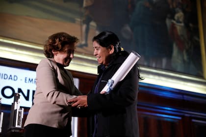 Margarita Barrientos recibe el diploma