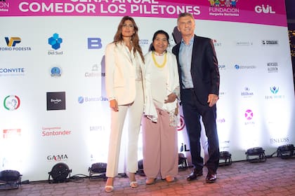 Margarita Barrientos salió a recibir a sus invitados. En la foto junto a Juliana Awada y Mauricio Macri