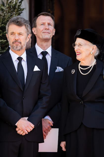 Margarita con Federico (a la izquierda) y Joaquín, en Atenas, durante el funeral del rey Constantino de Grecia. Fue en 2023, un año antes de abdicar en favor de su primogénito quien, además de la corona, podría quedarse con el castillo de Cahors y dejar a su hermano con las manos vacías
