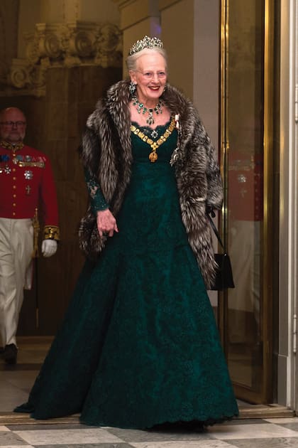 Margarita llevó un vestido en verde esmeralda y una estola de piel satinada.