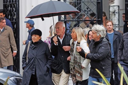 Margarita Southam (de tapado blanco), su gran amor
y compañera de los últimos 48 años, junto a Michel Grether y Max Hlousek.
Con boina negra, Blanca Isabel Álvarez de Toledo