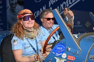 Empezó de grande, restauró un auto de 1927 y compitió en una icónica carrera con un copiloto inesperado