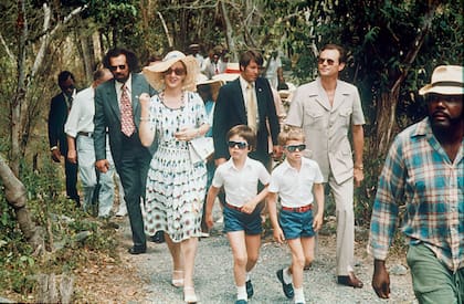 Margarita y Enrique en Islas Vírgenes, en 1976, junto a sus dos hijos, Federico y Joaquín (Photo by Keystone/Getty Images)