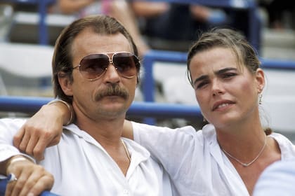 Margaux Hemingway y su marido Bernard Foucher, en un evento de tenis realizado en 1979