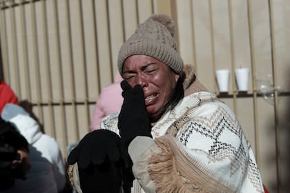 Margelis Tinoco, una migrante colombiana de 48 años, rompe en llanto después de que su cita por CBP One fue cancelada en el puente internacional Paso del Norte de Ciudad Juárez, México, limítrofe con Estados Unidos, el lunes 20 de noviembre de 2025, el día de la toma de posesión del presidente estadounidense Donald Trump.