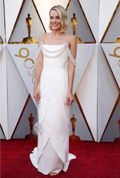 Margot Robbie, también de blanco, es una de las favoritas a quedarse con el Oscar a mejor actriz por Yo soy Tonya